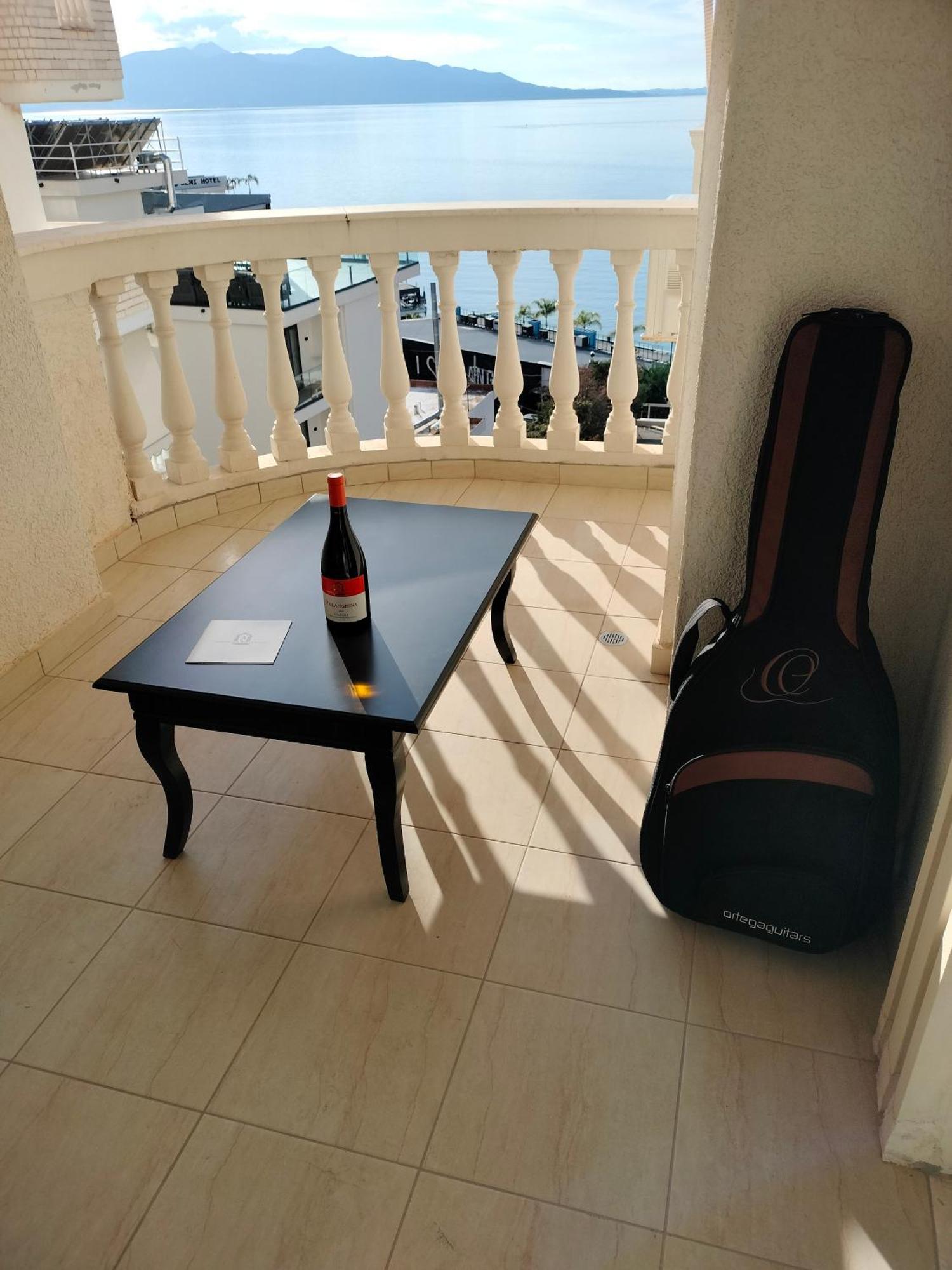 Apartment Taurasi White *